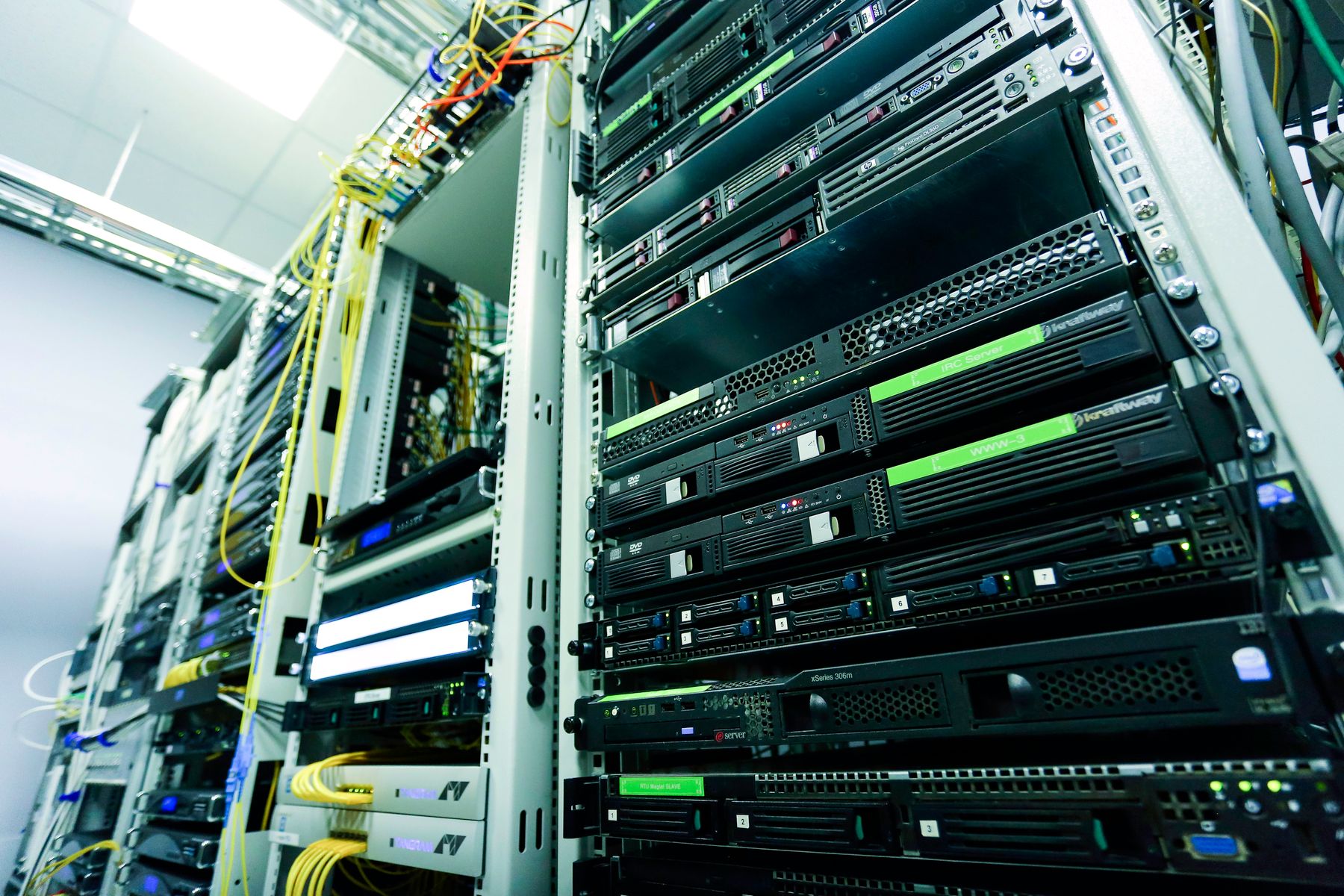 Serverracks in einem gesicherten Rechenzentrum