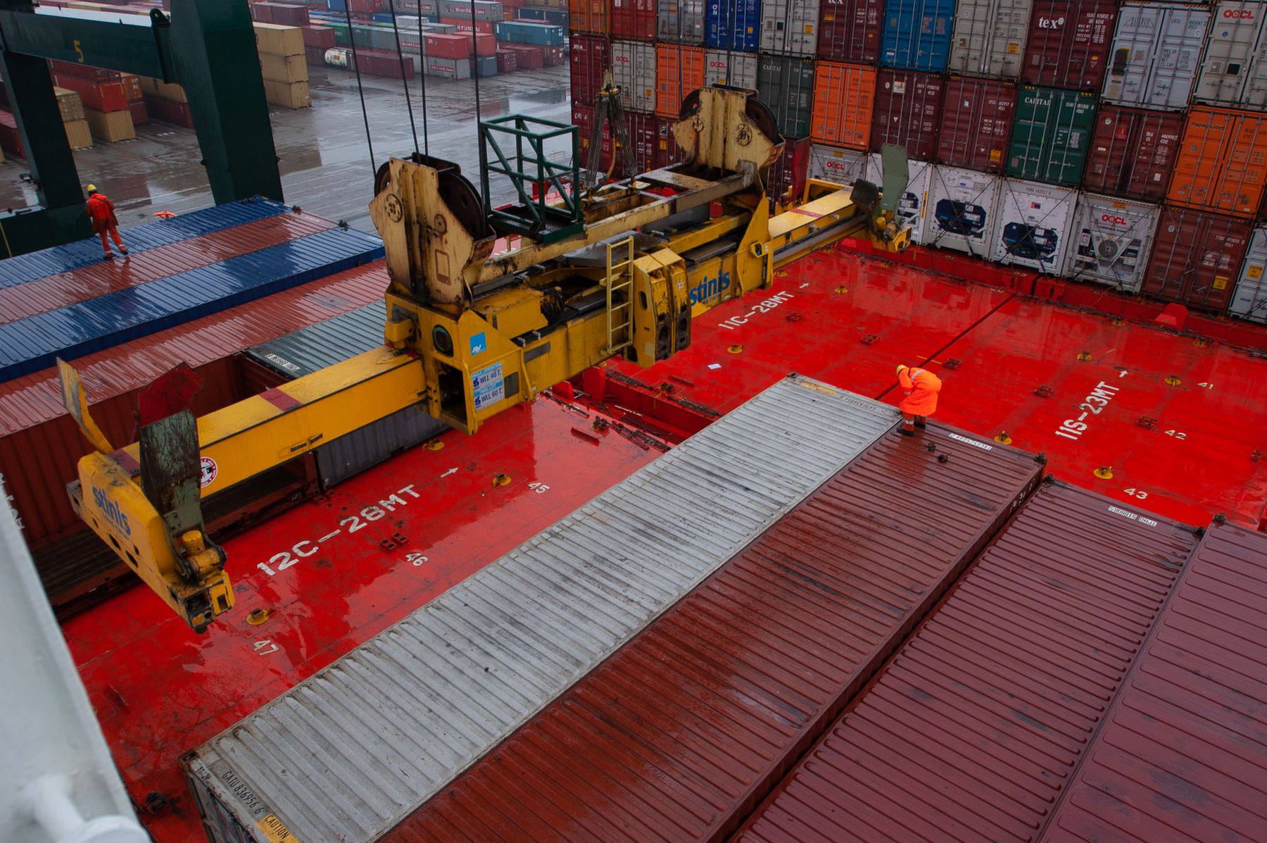 Container werden für den Betrieb eines gecharterten Schiffs umgeschlagen