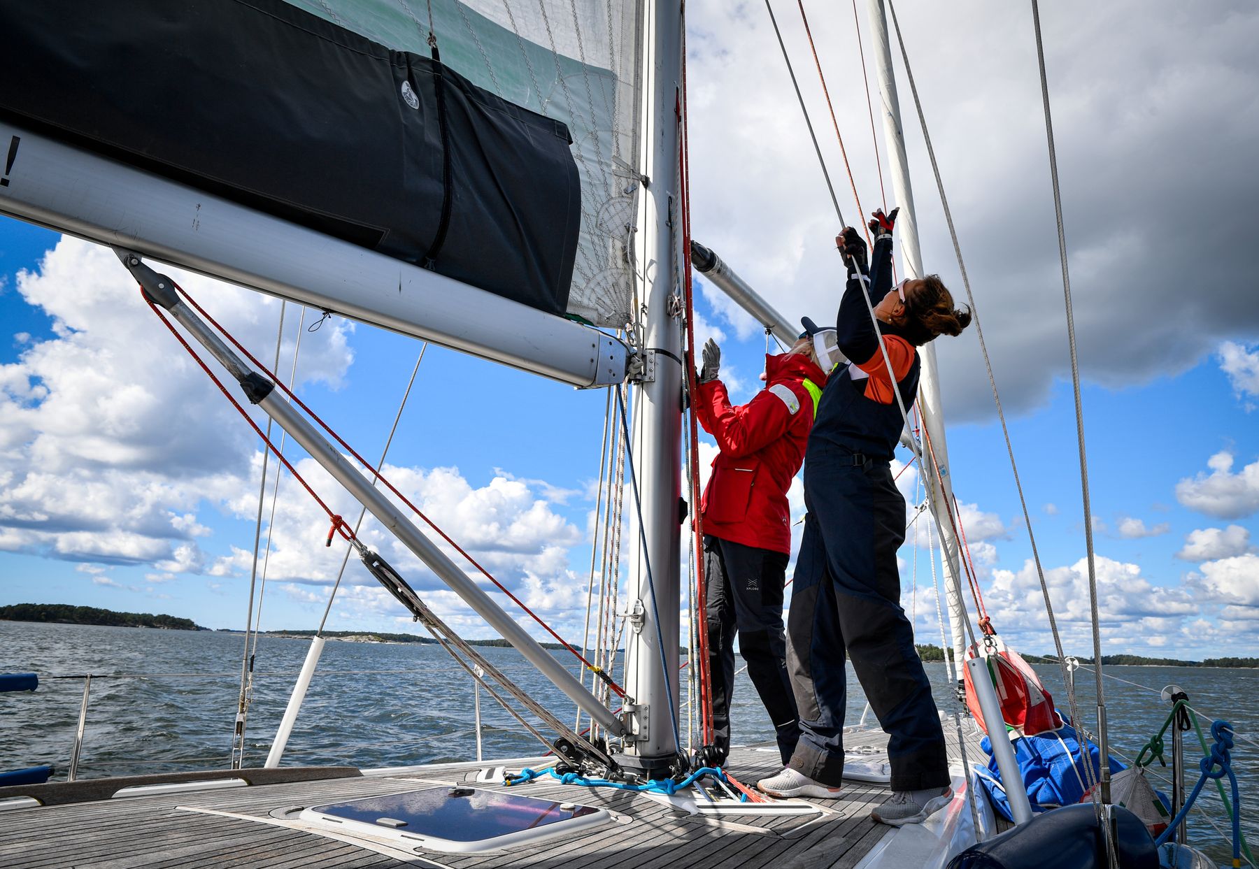 Professionelle Yachtbesatzung arbeitet gemeinsam an Deck