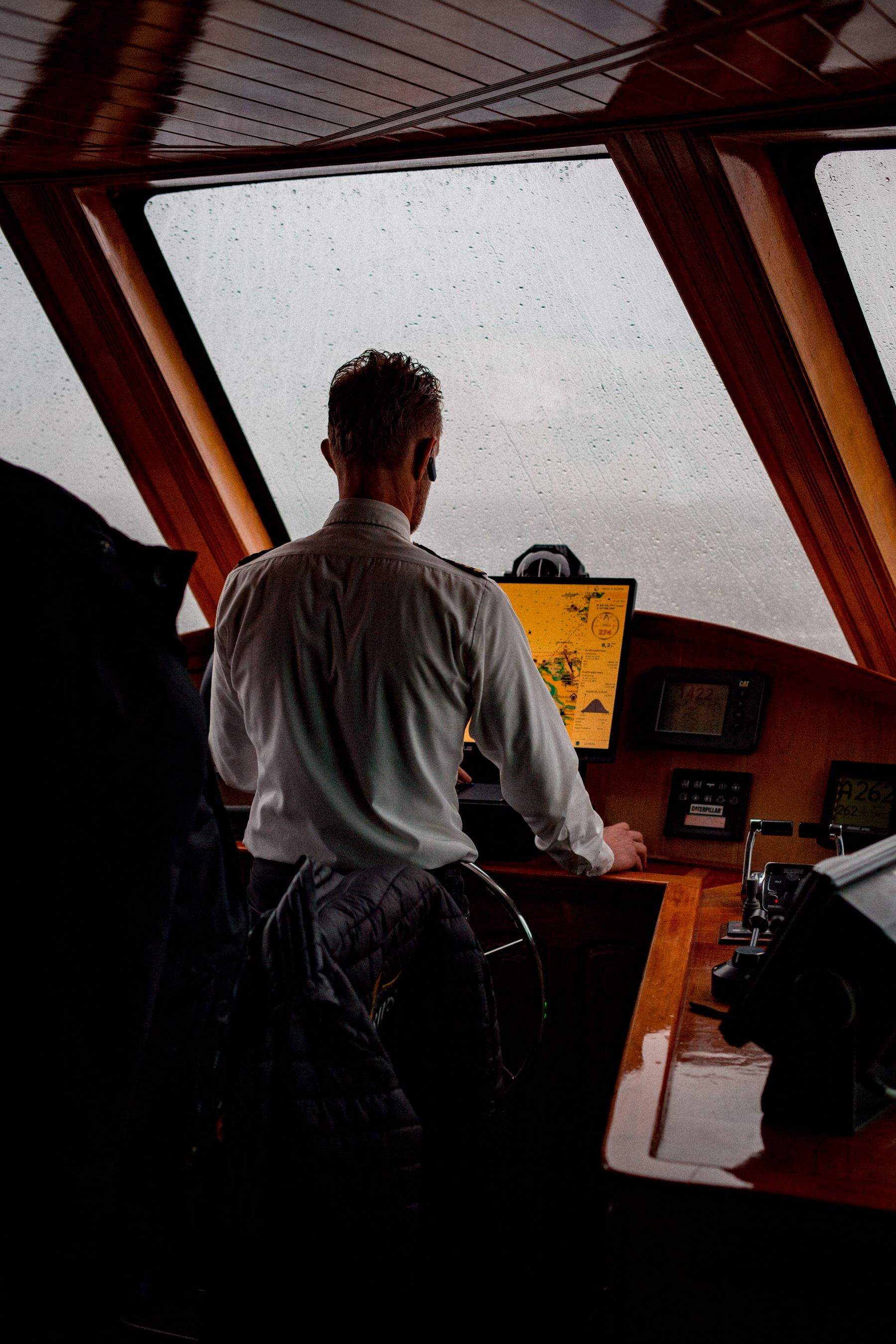 Yachtkapitän navigiert von der Brücke