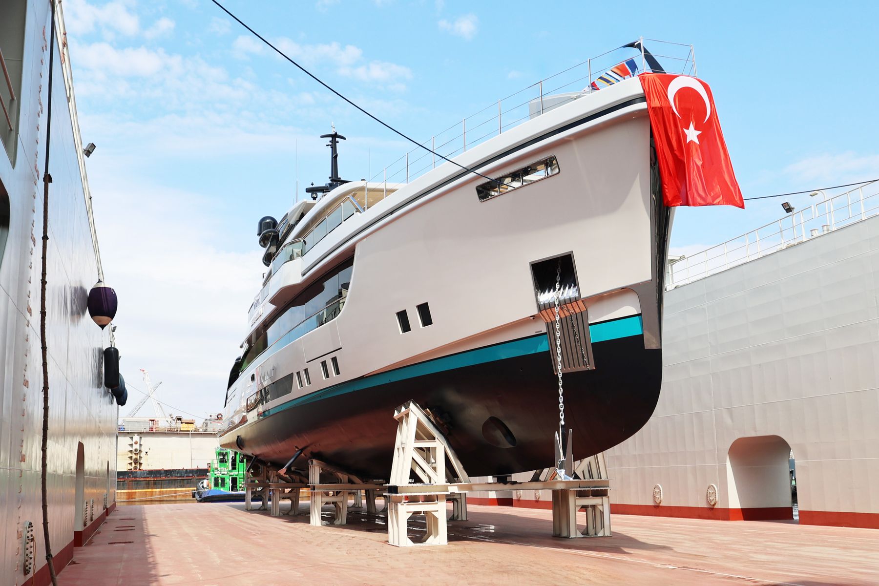 Motoryacht bei Rumpfarbeiten in einer Werft