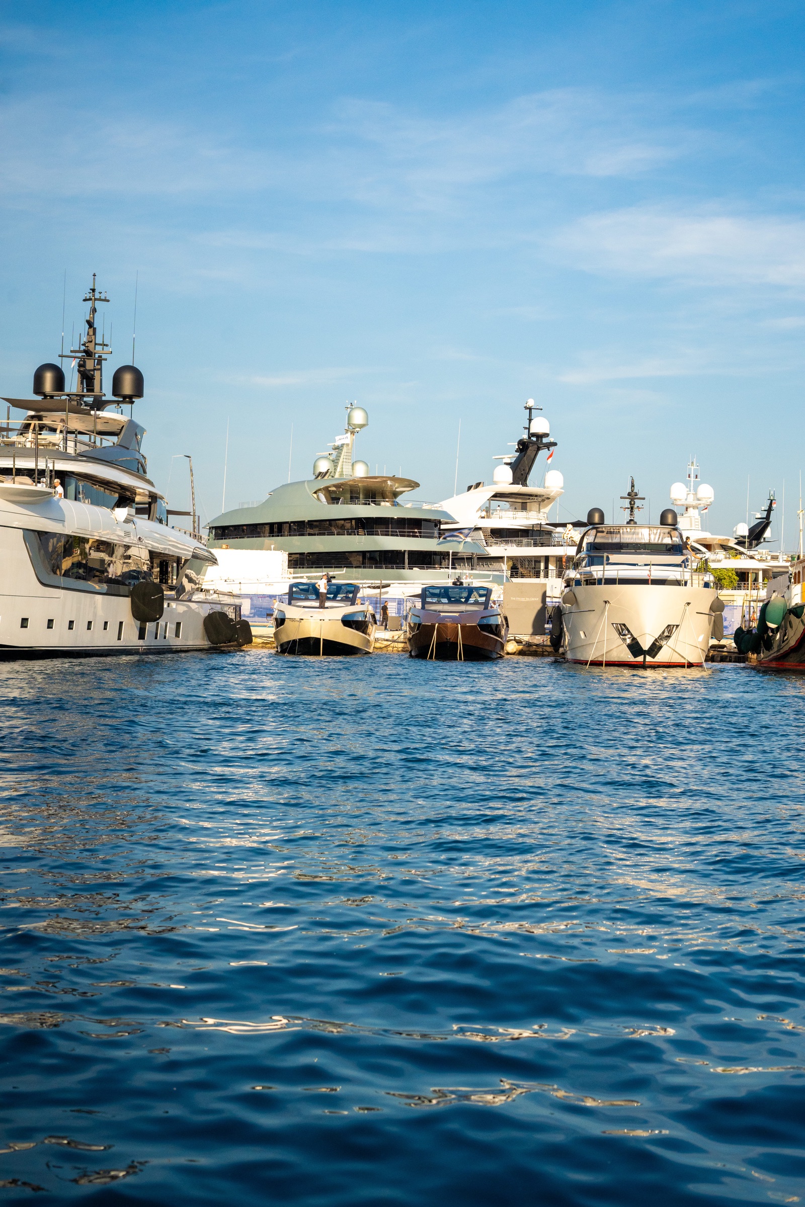 Dicht nebeneinander liegende Yachten in einer Marina als Haftpflichtrisiko