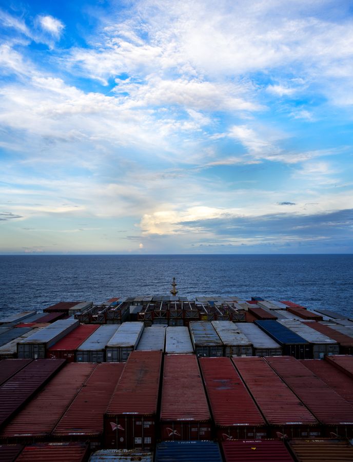 Auf einem Schiff gestapelte Frachtcontainer