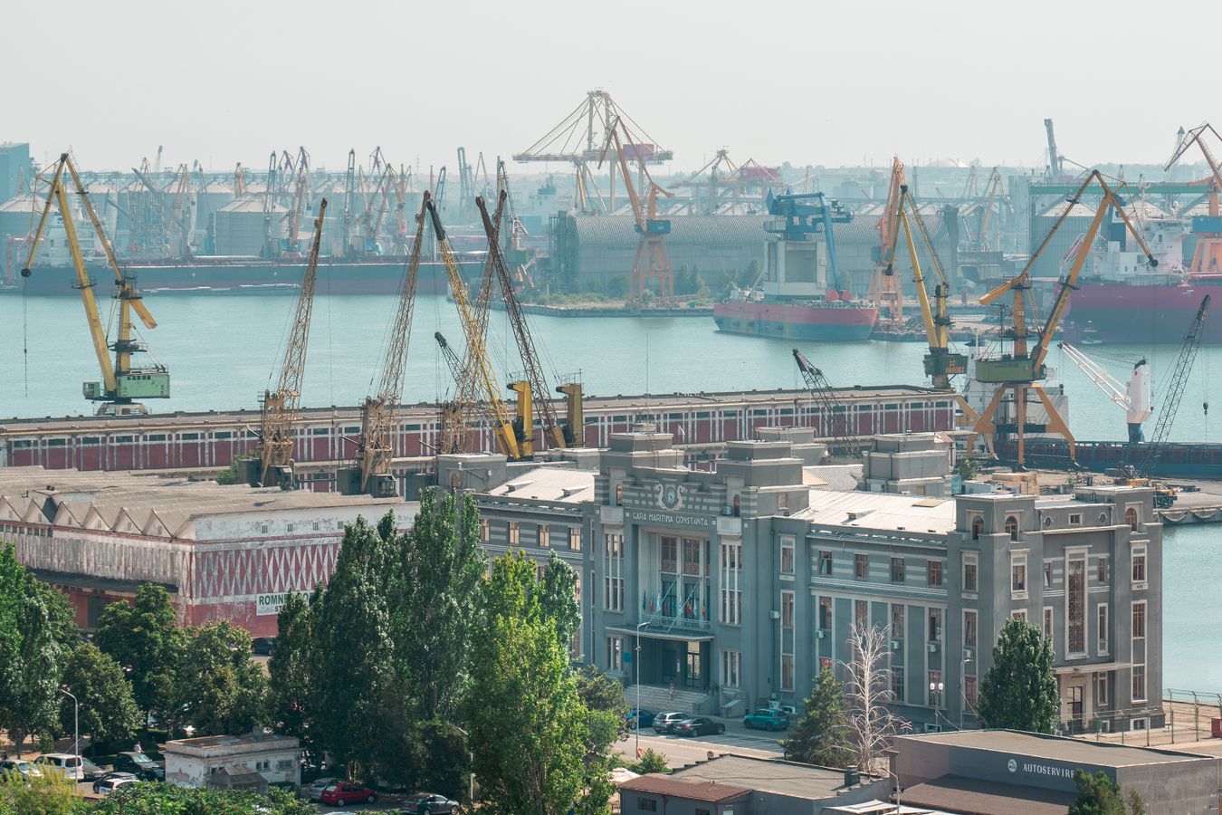 Industriewerft mit Kränen und Schiffen