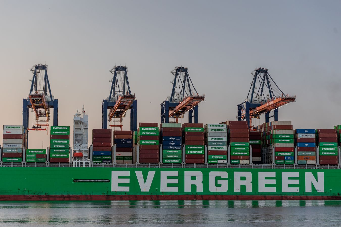 Großes Handelsschiff im Hafen