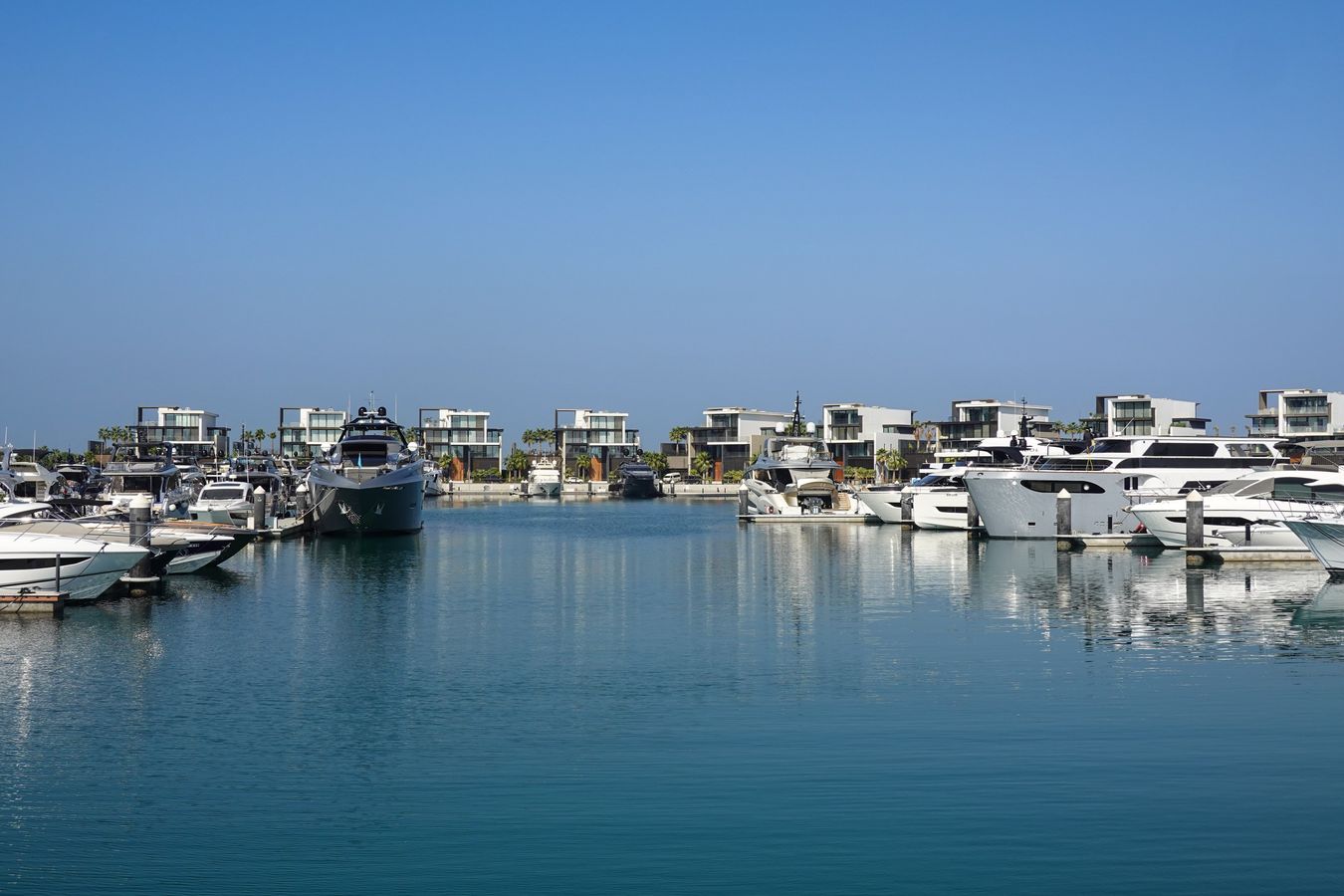 Luxusyachten in einer modernen Marina
